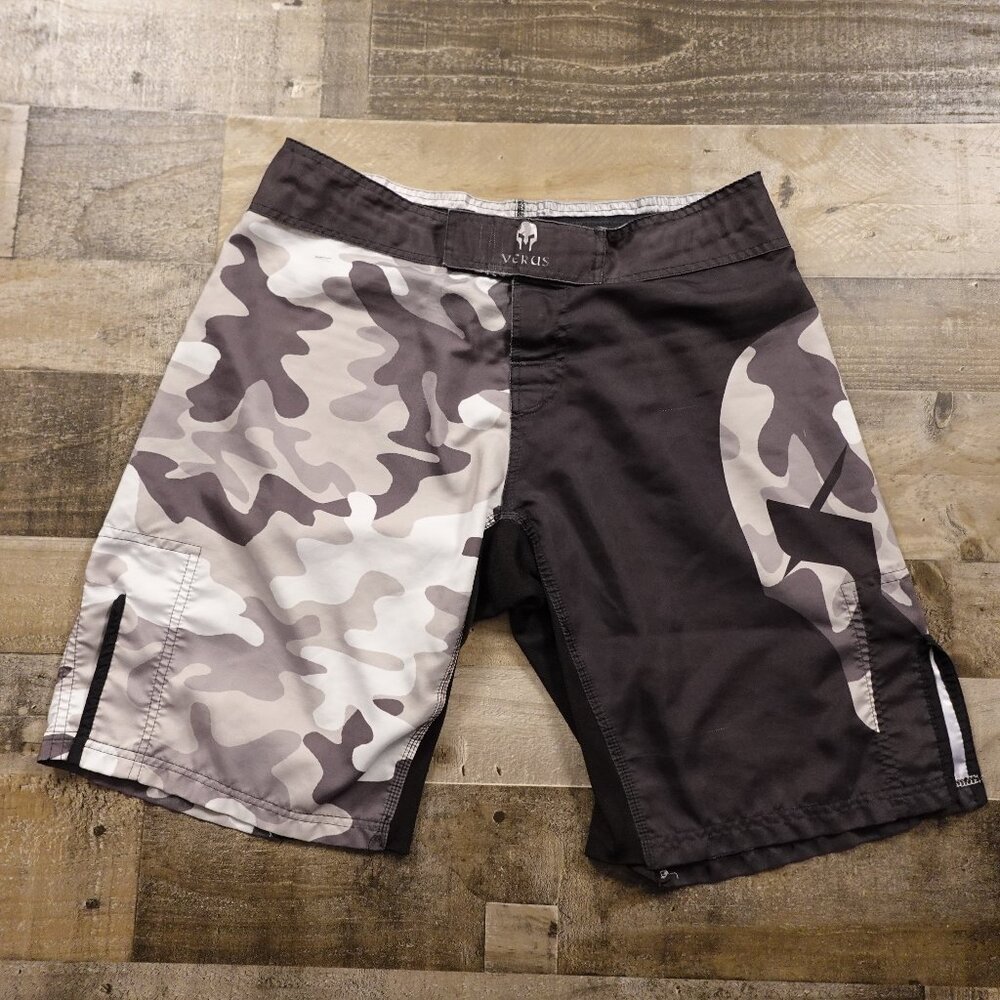 Verus Fight Shorts Men’s Large‎ Gray Camo MMA Training 11.5” Inseam